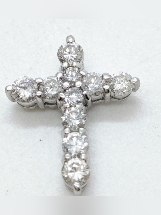 Jewelry - Diamond Cross Pendant in platinum - Sparkling White